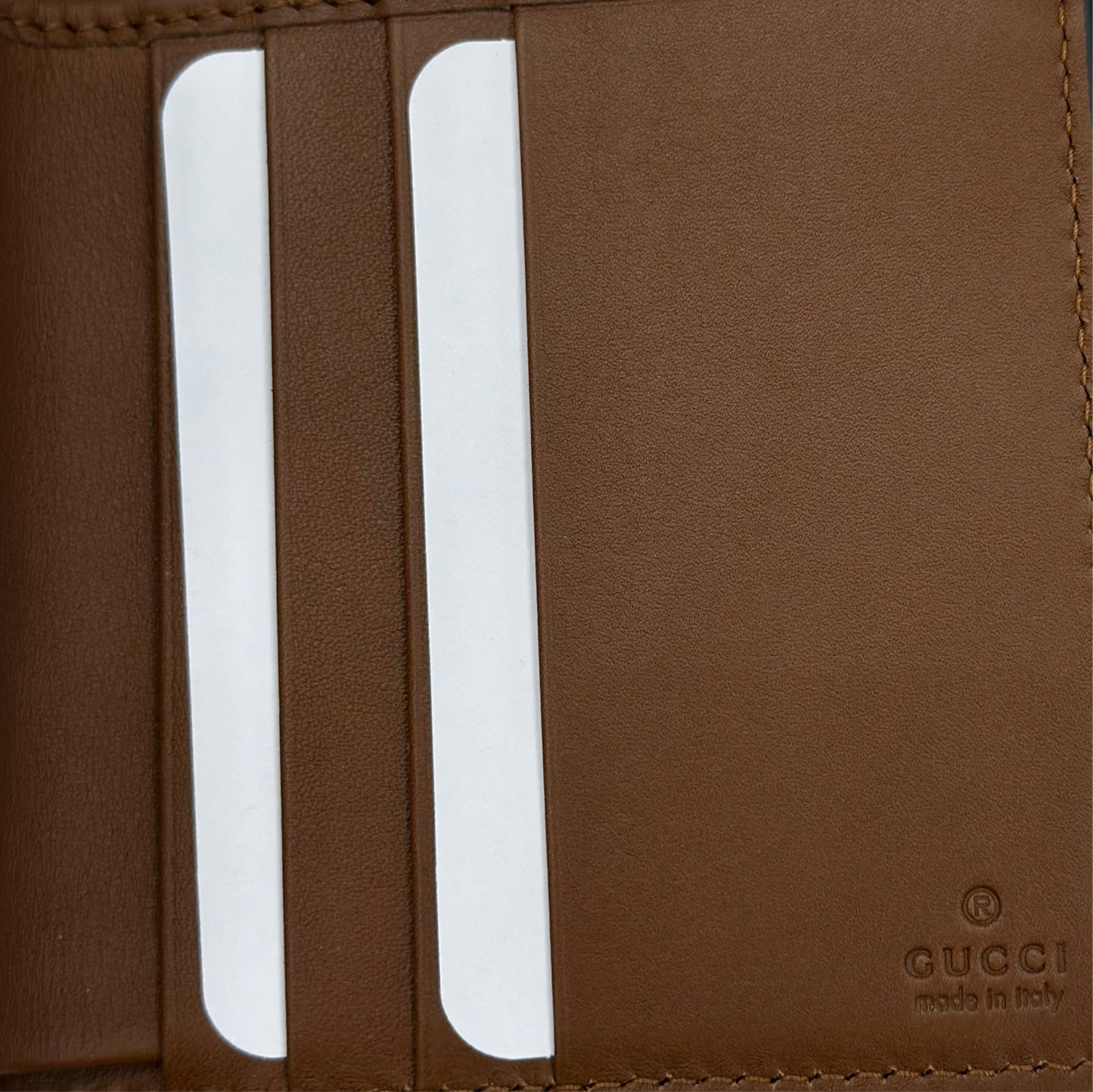 PORTAFOGLIO GUCCI BI-FOLD GG EMBLEM