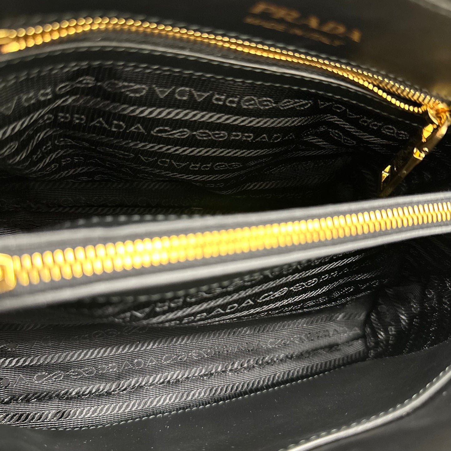 Prada Promenade in pelle saffiano nera