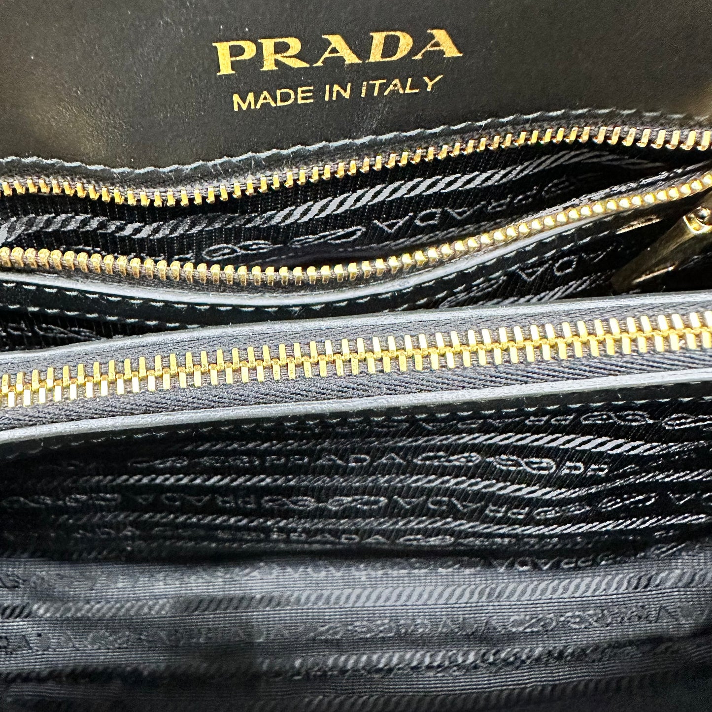 Prada Promenade in pelle saffiano nera