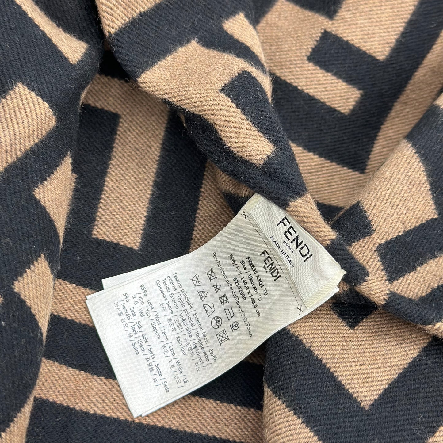 PONCHO FENDI FF
