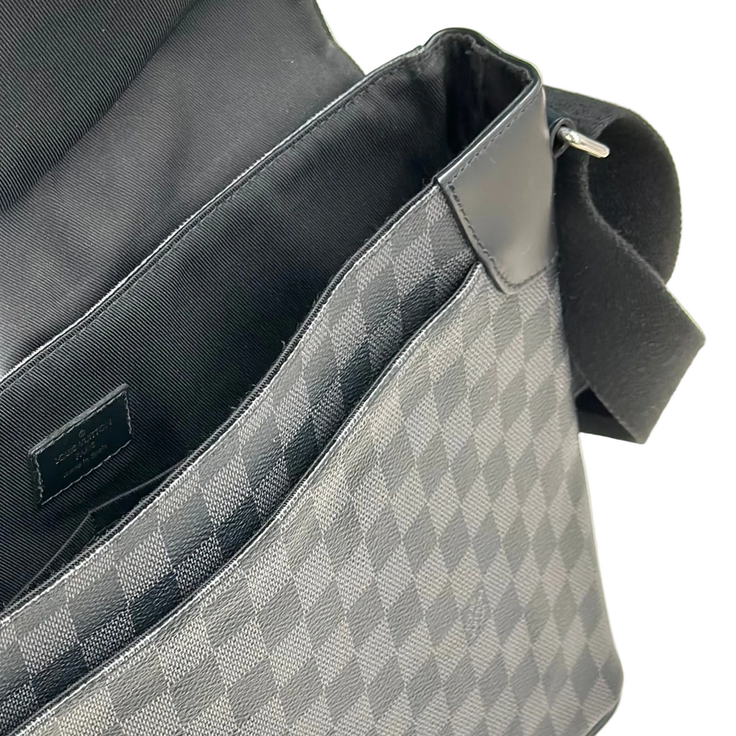 TRACOLLA LOUIS VUITTON DISTRICT